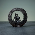 Escultura Decorativa Casal no Arco 16cm Enfeite para Sala, Rack e Mesa