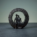 Escultura Decorativa Casal no Arco 16cm Enfeite para Sala, Rack e Mesa