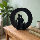 Escultura Decorativa Casal No Arco Enfeite De Luxo Para Mesa Rack Sala