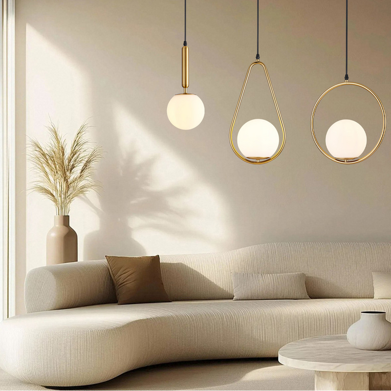 Luminária Pendente Nórdica em Vidro com Anel Dourado e Estrutura Preta Luz Quente para Sala/Jantar