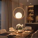 Luminária Pendente Nórdica em Vidro com Anel Dourado e Estrutura Preta Luz Quente para Sala/Jantar